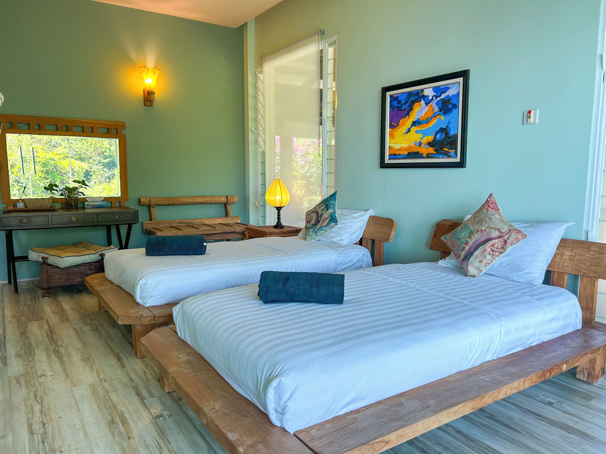 5 bedrooms, iron/ironing board, WiFi, bed sheets