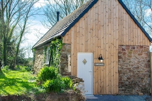 Exterior - Cosy Cottage - Couples Getaway - Private Estate (Newborough)