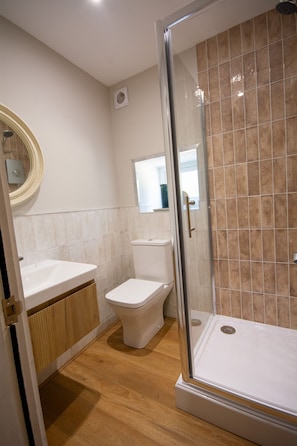 Bathroom - Cosy Cottage - Couples Getaway - Private Estate (Newborough)
