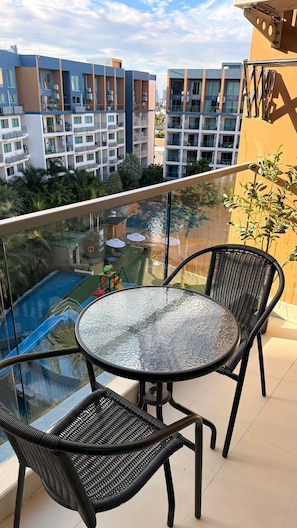 Outdoor dining - Laguna beach resort 2 - Renovated all included condominium Jomtien beach Pattaya (Muang Pattaya)