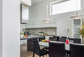 Wasserkocher mit Kaffee-/Teezubehör, Kühlschrank, Mikrowelle, Ofen