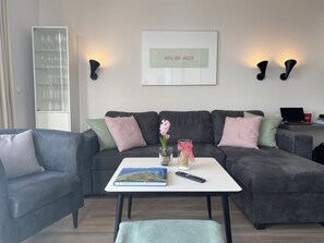 Fernseher, Kamin, DVD-Player, Stereoanlage