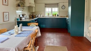 Coffee/tea maker, fridge, oven, stovetop - Cosy Lodge House set in the majestic Quantock Hills (Bishops Lydeard)