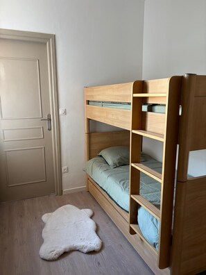 3 soverom, strykejern/-brett, wi-fi og sengetøy