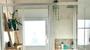 Chuveiro, secador de cabelo, bidê, toalhas de banho