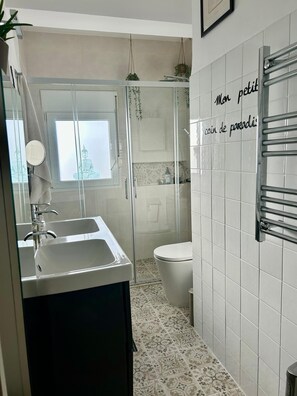 Shower, hair dryer, bidet, towels - Lovely Double Bedroom for Women Only in Downtown Marbella (Marbella)