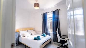 2 kamar tidur, setrika/meja setrika, Wi-Fi gratis, dan seprai linen