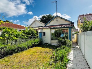 A residential house with a small garden, a satellite dish, and a tiled roof. - Townhouse - 4/5 guests (Fouras)