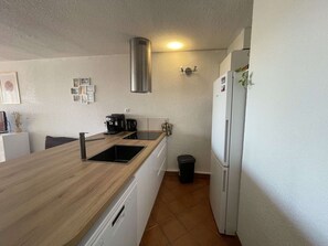 Wasserkocher mit Kaffee-/Teezubehör, Kühlschrank, Mikrowelle, Ofen