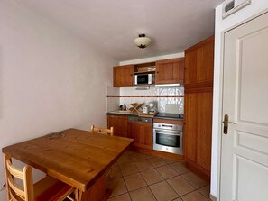 Wasserkocher mit Kaffee-/Teezubehör, Kühlschrank, Mikrowelle, Ofen