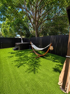 Terrace/patio - Private Miami Oasis - Jacuzzi & Tropical Backyard (Miami)