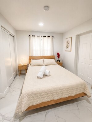 2 bedrooms, iron/ironing board, WiFi, bed sheets