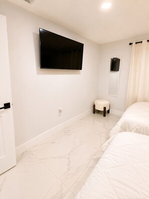 2 bedrooms, iron/ironing board, WiFi, bed sheets - Private Miami Oasis - Jacuzzi & Tropical Backyard (Miami)