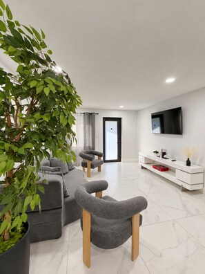 Living area - Private Miami Oasis - Jacuzzi & Tropical Backyard (Miami)