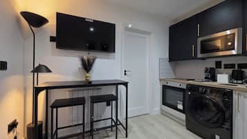 Lemari es, microwave, oven, dan kompor