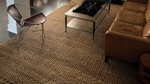 Un salon avec un canapé, une table basse, une cheminée et un téléviseur.