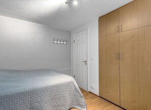 Iron/ironing board, travel cot, WiFi, bed sheets - Spacious and family friendly house with Spa area in Reykjavik (Reykjavík)