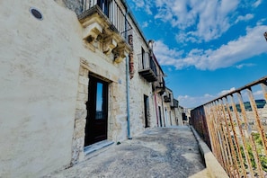 Exterior - GuestHost - Petra Pece Panoramic Apartment (Ragusa)