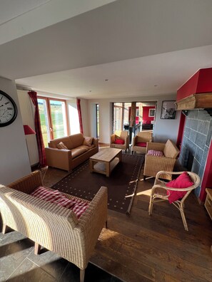 Smart TV - Le Loft – Large vacation rental for 16–25 people in the hills above Durbuy (Durbuy)