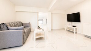 Apartamento básico, vista para o pátio | Área de estar