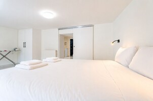 Apartamento básico, vistas al patio | Escritorio y espacio para trabajar con un portátil
