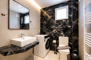 Deluxe Apartment, Ground Floor | Bathroom | Shower, towels, soap, shampoo - Diogenis Apartments By SEM (Artemis)