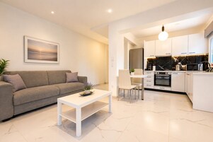 Apartamento Deluxe, planta baja | Zona de estar