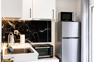 Apartamento básico, vistas al patio | Cocina privada | Frigorífico grande, horno y utensilios de cocina