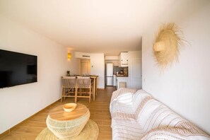 TV - Renovated apartment with a pool, 250 meters from the beach (Sainte-Maxime)