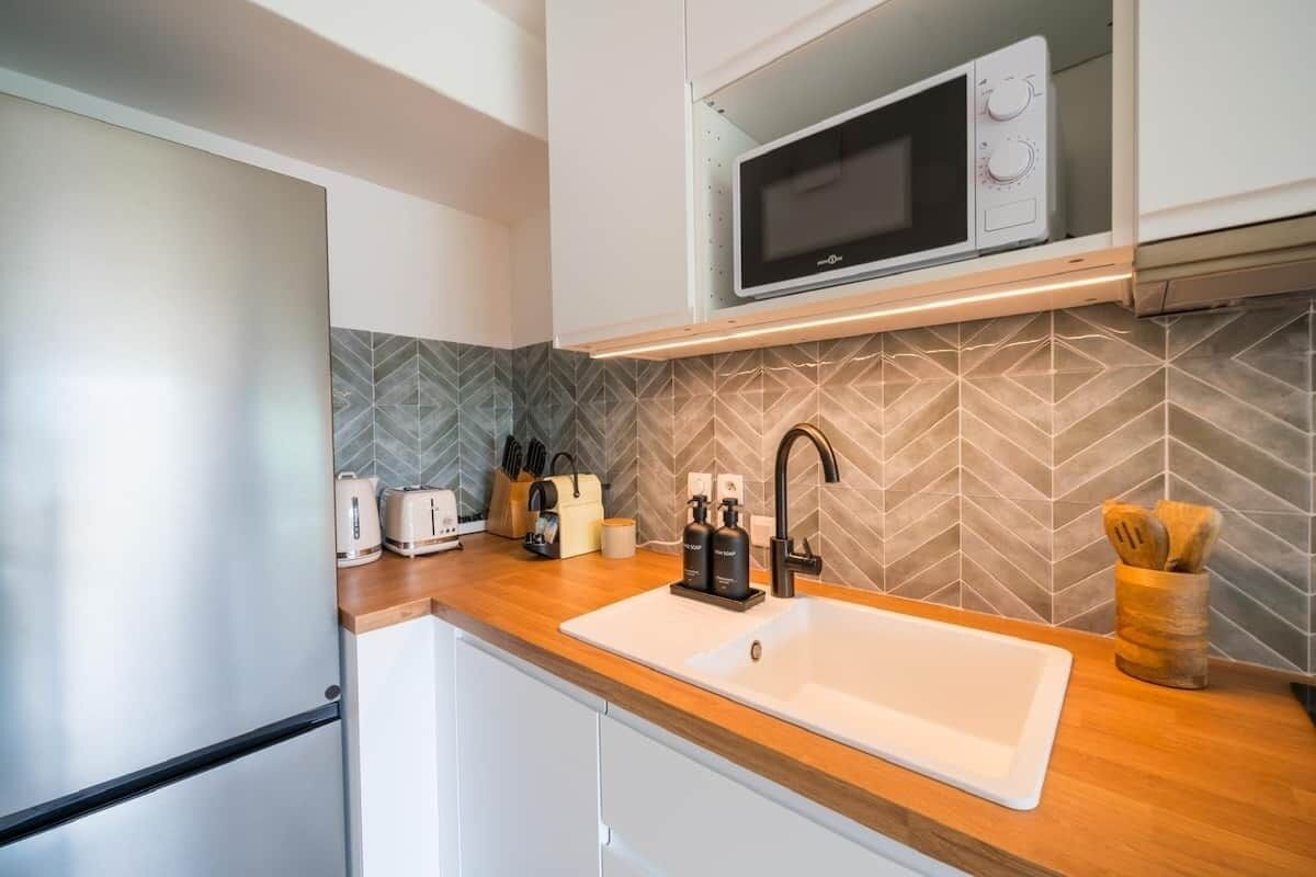 Coffee/tea maker, fridge, microwave, oven