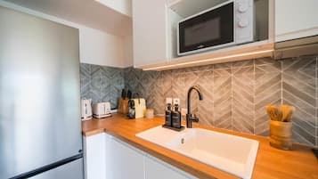 Coffee/tea maker, fridge, microwave, oven