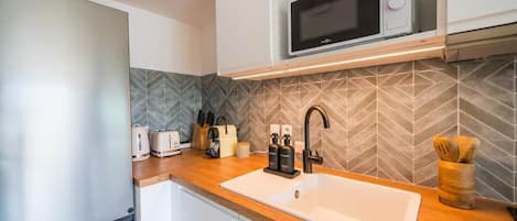 Coffee/tea maker, fridge, microwave, oven