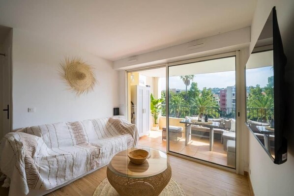 TV - Renovated apartment with a pool, 250 meters from the beach (Sainte-Maxime)