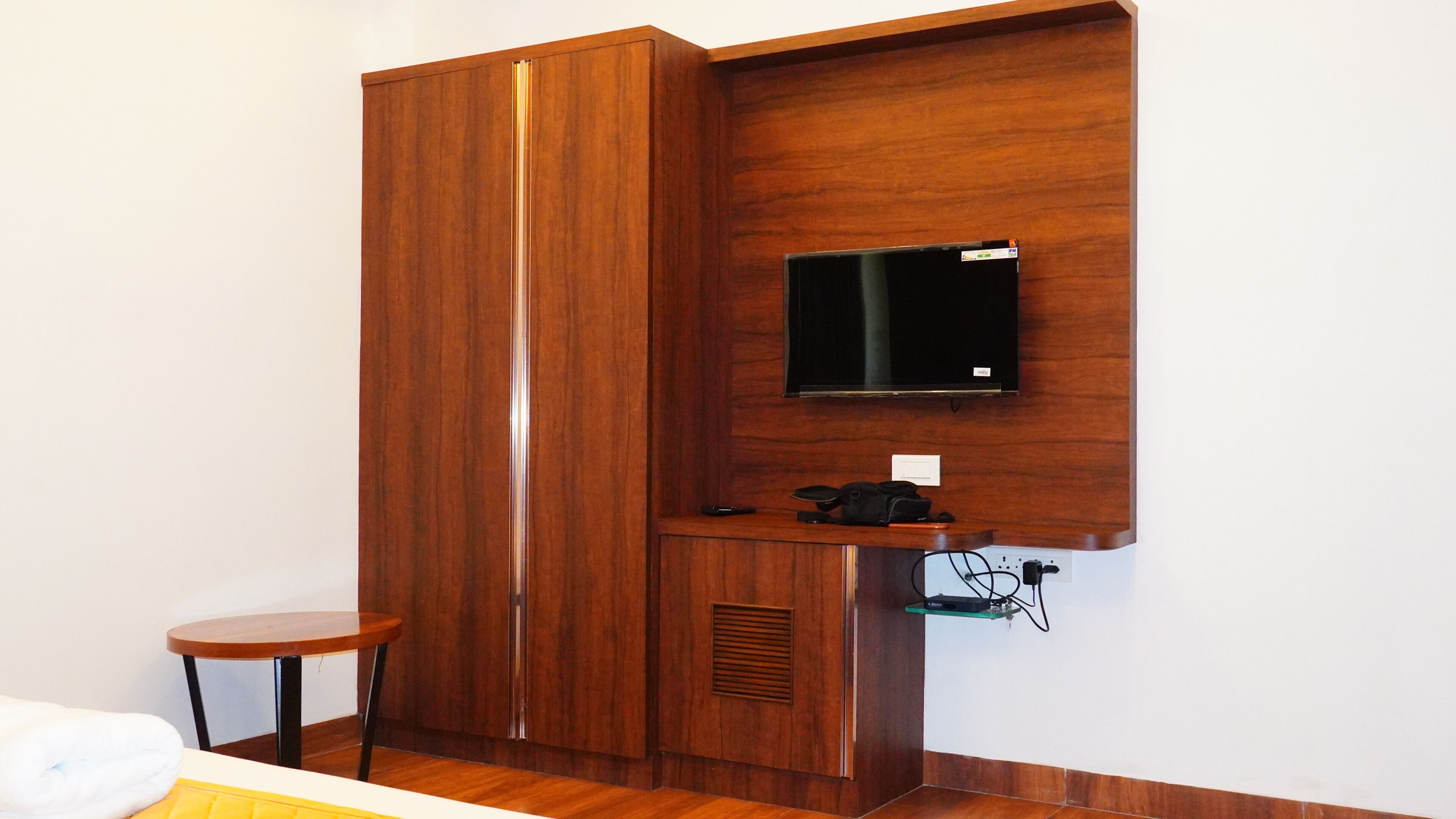 Deluxe Double Room, City View | Desk