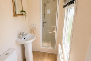 Een douche, een haardroger, handdoeken