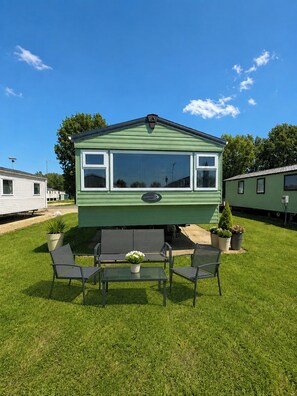 Outdoor dining - Billing Aquadrome Holiday Park, 2-bed Caravan (Northampton)