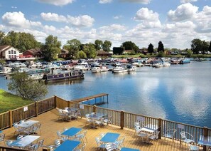 Outdoor dining - Billing Aquadrome Holiday Park, 2-bed Caravan (Northampton)