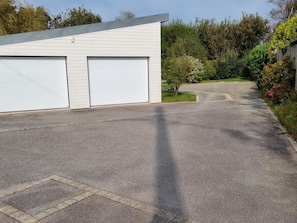 Ein zweistöckiges Gebäude mit Garage und einer Auffahrt zu einem Wohngebiet.
