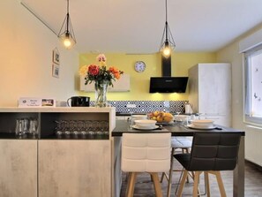 Dining - Modern Apartment Stay Near Paris (Locmaria-Plouzane)
