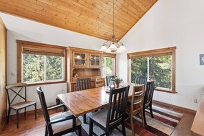 Dining - Shaver Dreamin’ - Mountain Views, Hot Tub Nights (Shaver Lake)