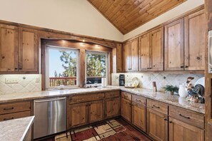 Interior - Shaver Dreamin’ - Mountain Views, Hot Tub Nights (Shaver Lake)