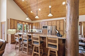 Coffee/tea maker, fridge, microwave, oven - Shaver Dreamin’ - Mountain Views, Hot Tub Nights (Shaver Lake)