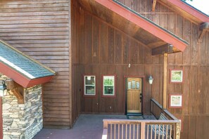 Exterior detail - Shaver Dreamin’ - Mountain Views, Hot Tub Nights (Shaver Lake)
