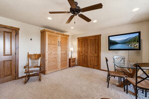 Interior - Shaver Dreamin’ - Mountain Views, Hot Tub Nights (Shaver Lake)