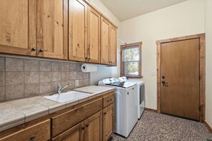 Interior - Shaver Dreamin’ - Mountain Views, Hot Tub Nights (Shaver Lake)