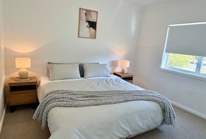 Iron/ironing board, WiFi, bed sheets - Experience contemporary living in this immaculate 3 bedroom home (Wagga Wagga)