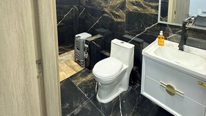 Haartrockner, Handtücher, Seife, Toilettenpapier