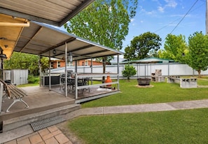 Outdoor dining - Talbingo Retreat - Relax, unwind and explore! (Talbingo)
