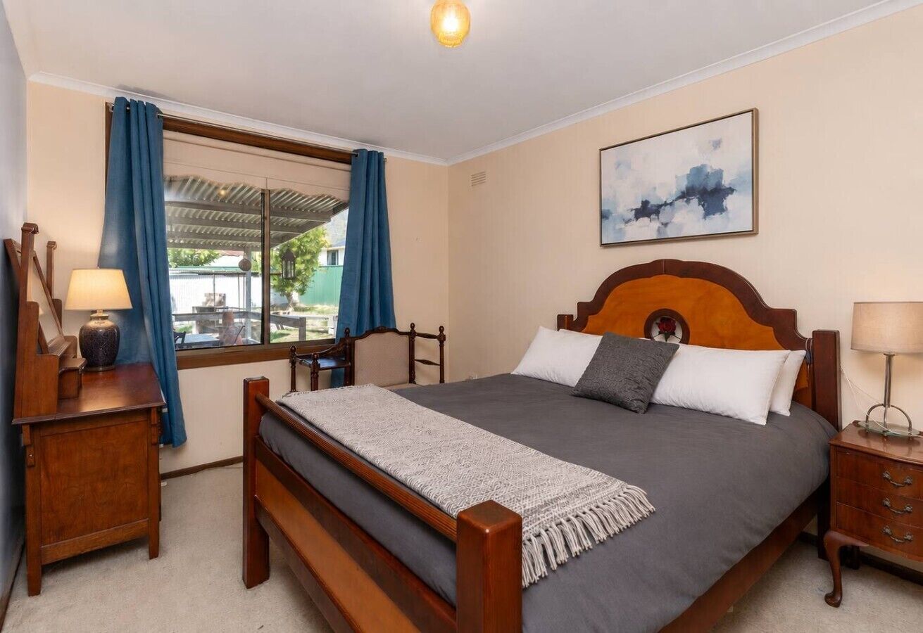Desk, WiFi, bed sheets