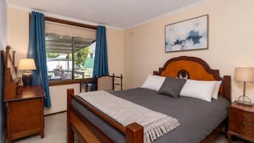 Desk, WiFi, bed sheets